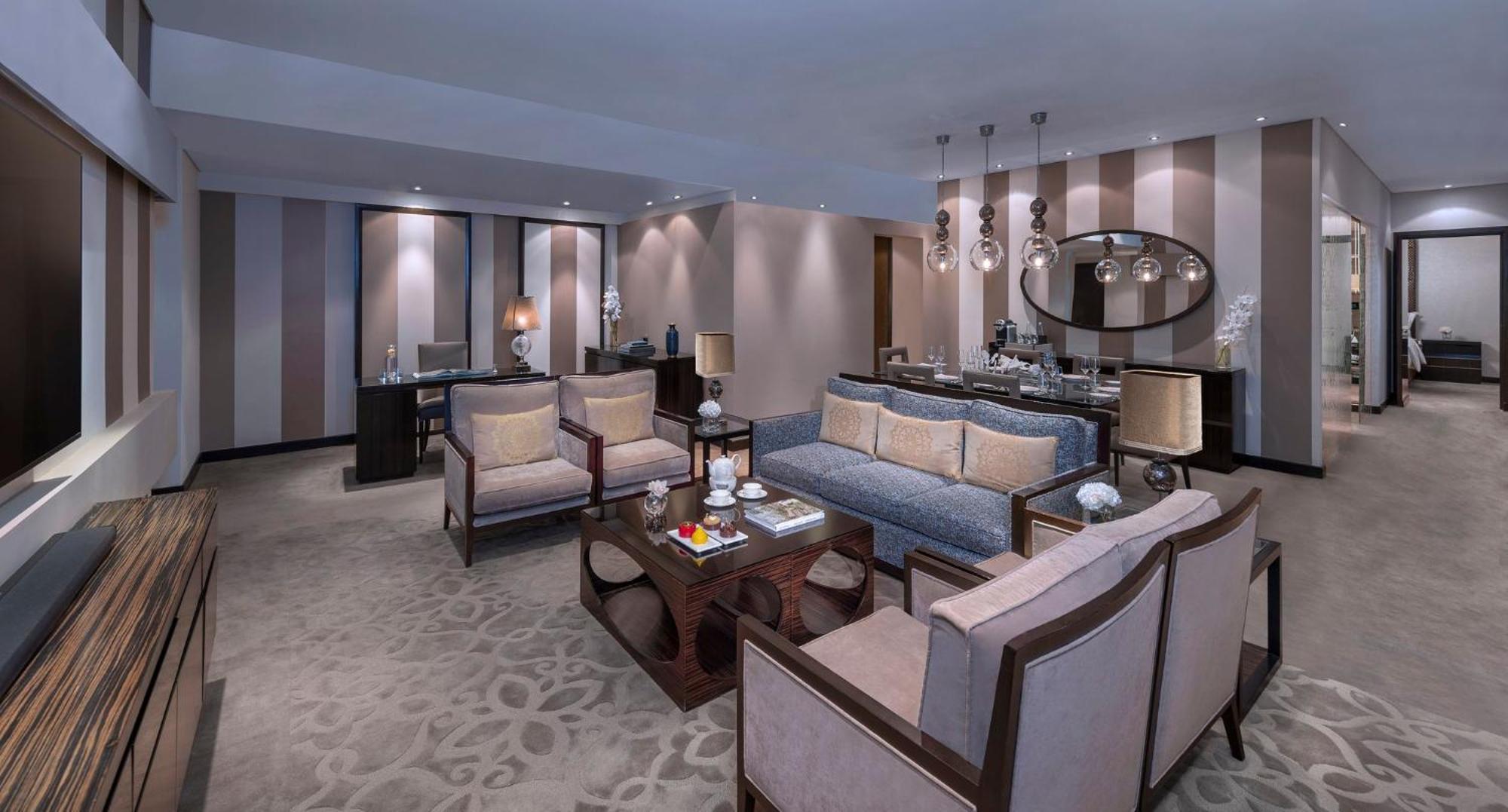 Mandarin Oriental Al Faisaliah, Riyadh Eksteriør billede The Club Lounge at the Conrad Hong Kong
