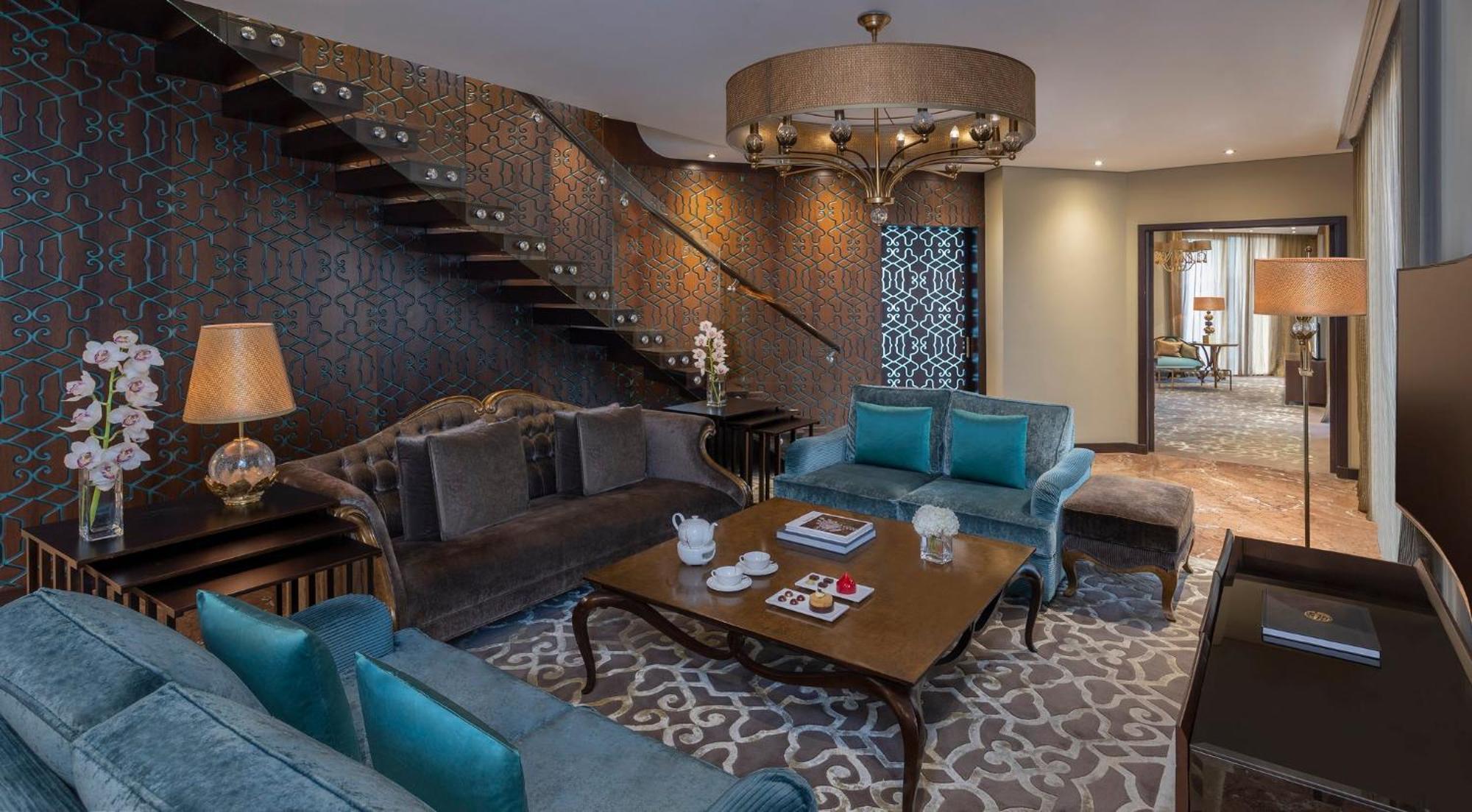 Mandarin Oriental Al Faisaliah, Riyadh Eksteriør billede A living room in a suite at the Jumeirah Emirates Towers Hotel