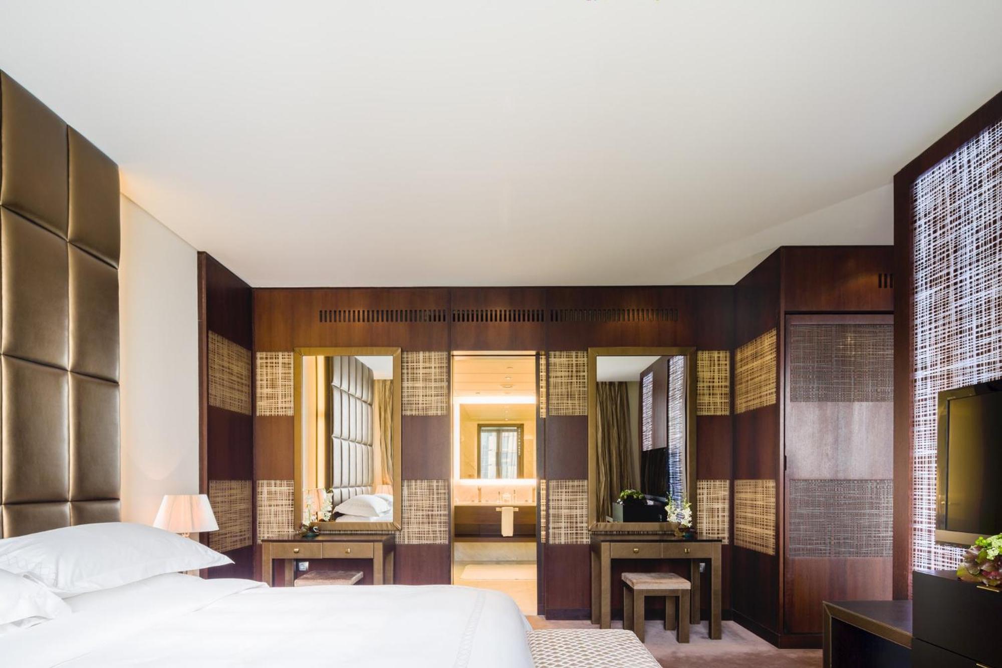 Mandarin Oriental Al Faisaliah, Riyadh Eksteriør billede A guest room at The Ritz-Carlton, Dubai