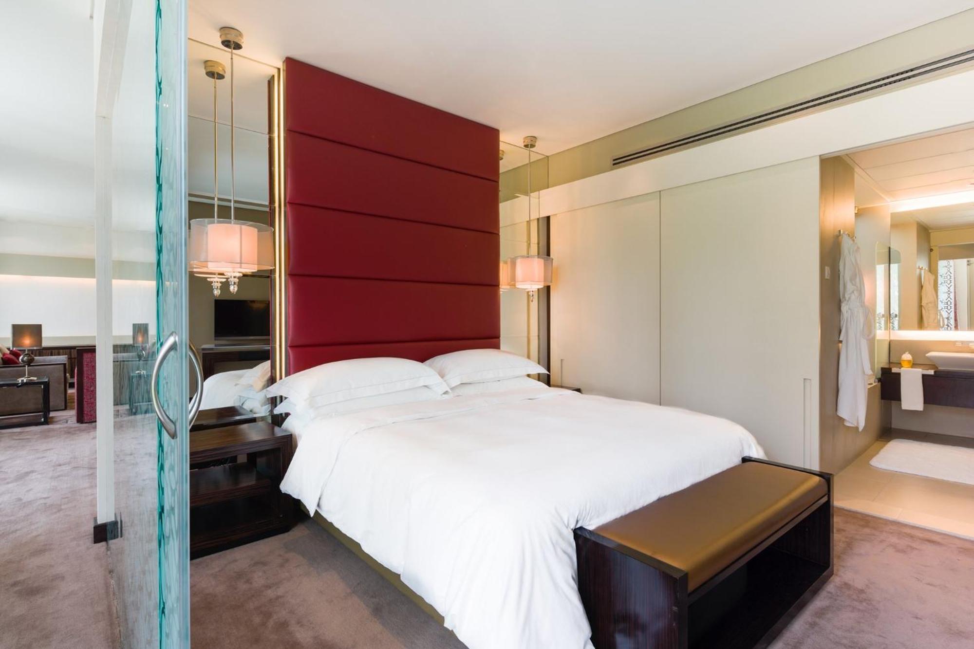 Mandarin Oriental Al Faisaliah, Riyadh Eksteriør billede A bedroom at the hotel