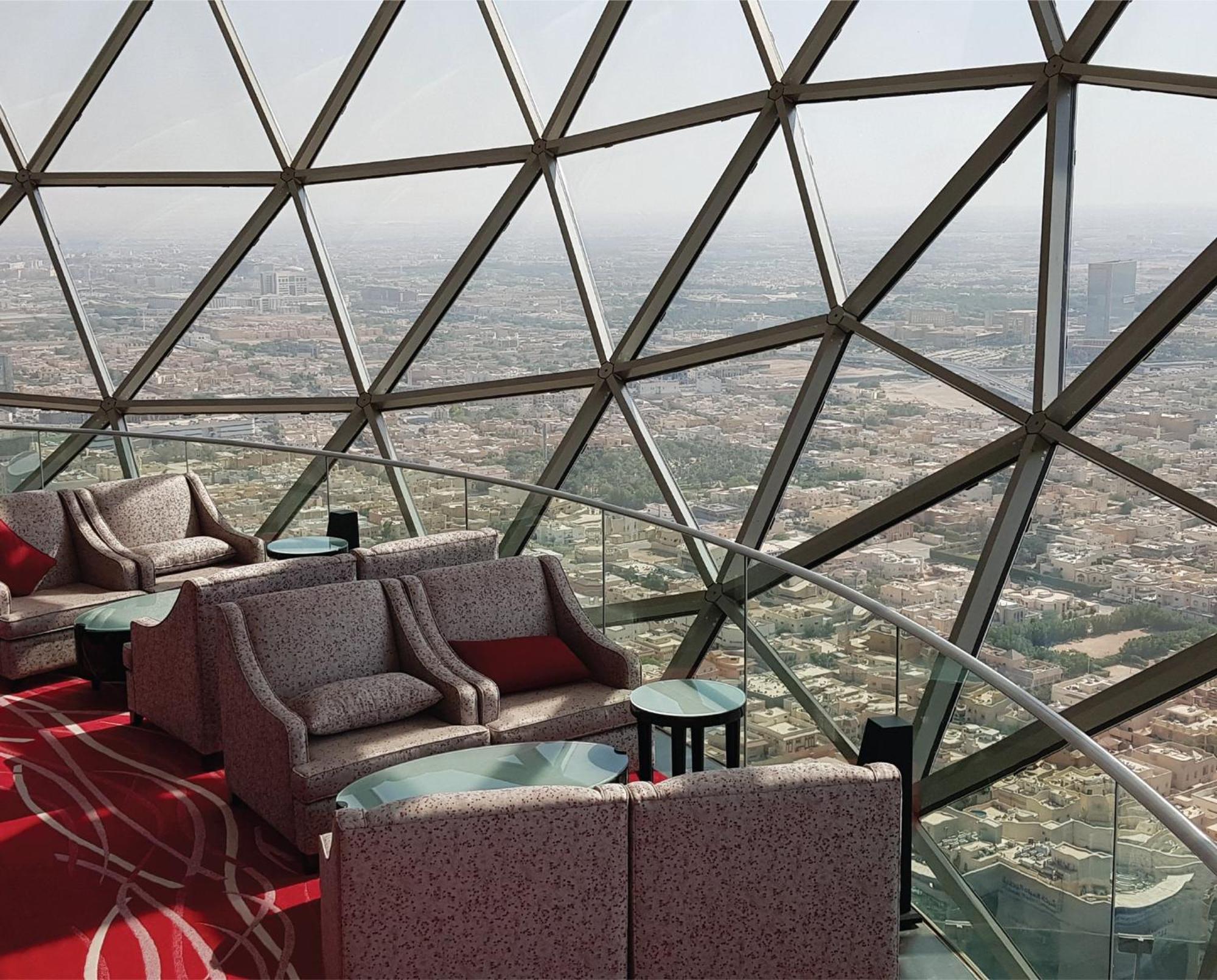 Mandarin Oriental Al Faisaliah, Riyadh Eksteriør billede The 360° view from the lounge